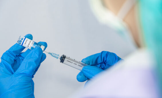 zdjęcie lekarza ze strzykawką szczepienie przeciwko covid19